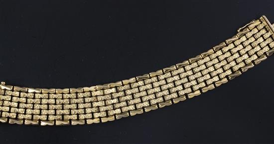 A stylish 1950s Italian textured 18ct gold bracelet, 7.5in.